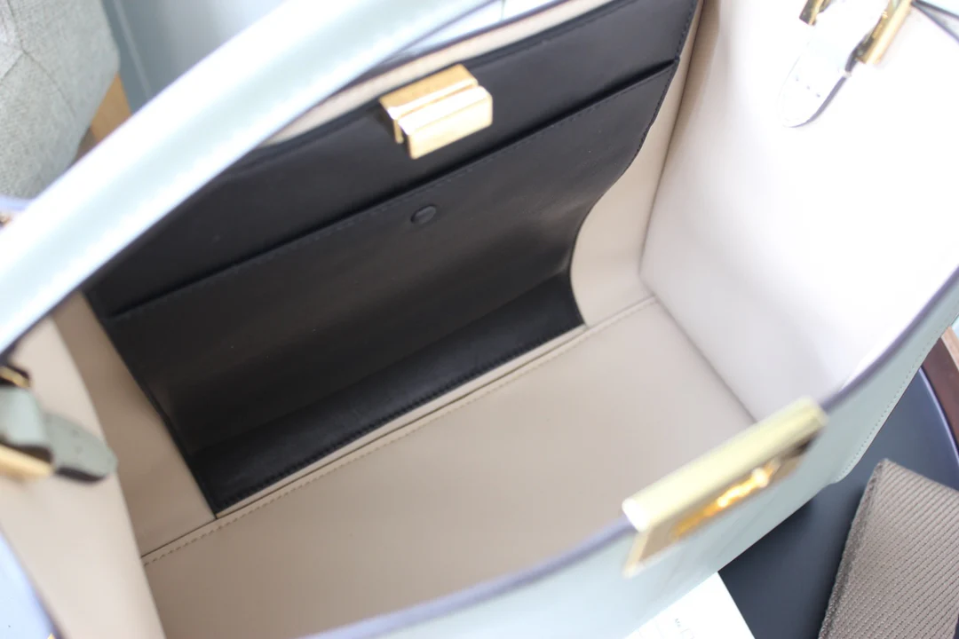 Сумка Fendi Peekaboo Lite Medium из светло-зеленой кожи.