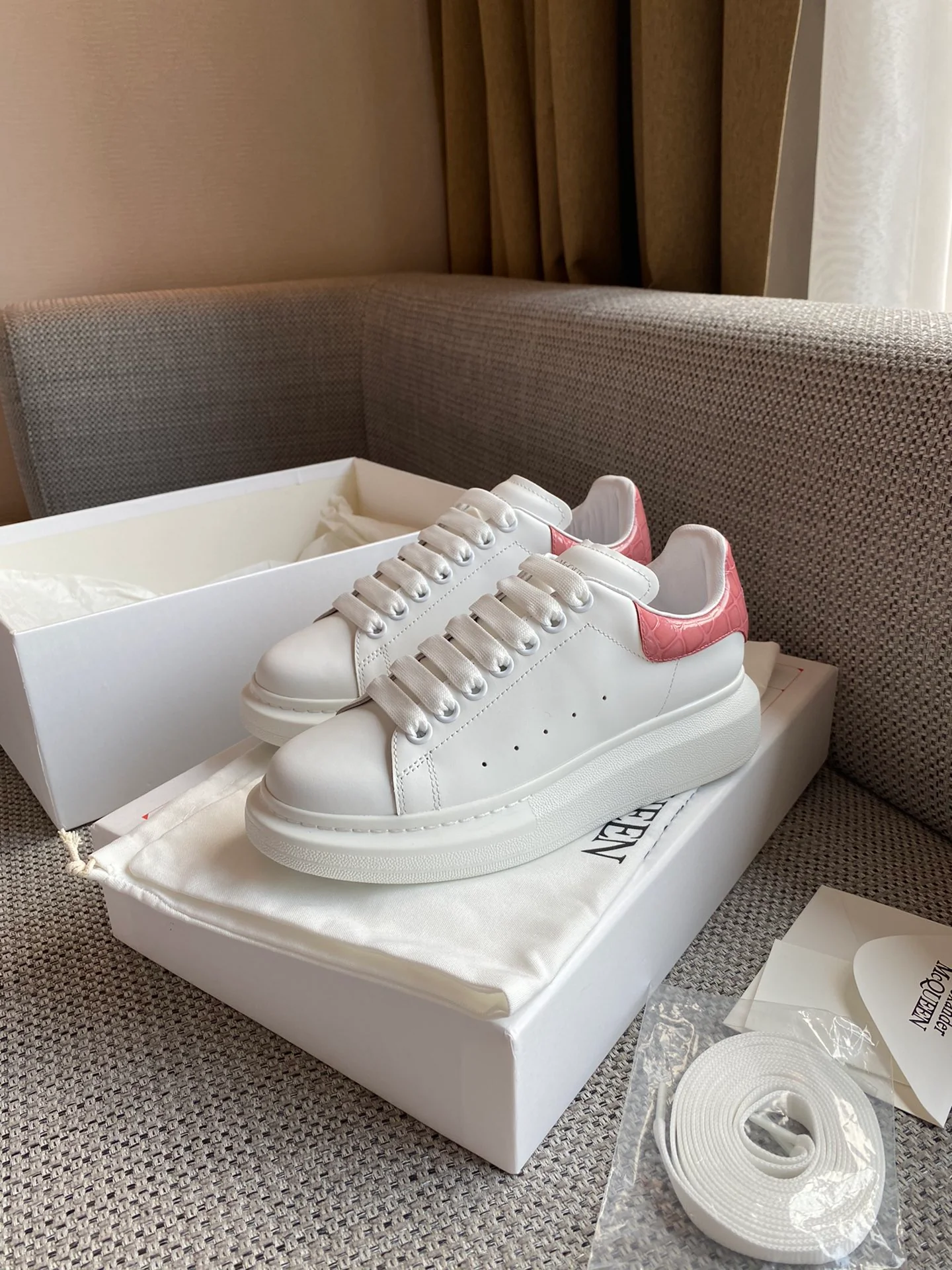 Классические белые кроссовки McQueen - на каблуке-резинке - в клетку - персиково-розовый цвет