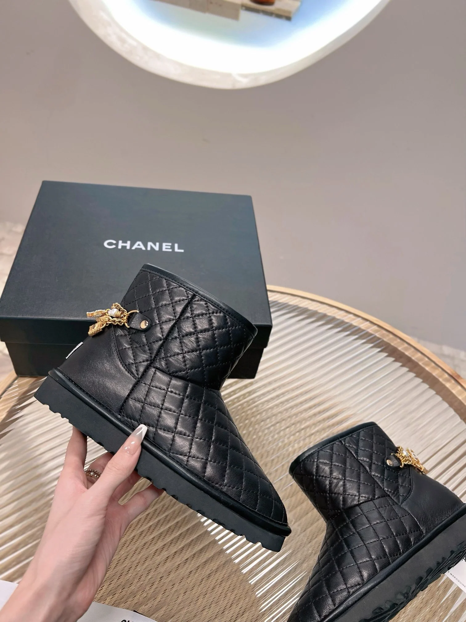 Снежные сапоги Chanel с цепочкой из коллекции осень/зима 2022