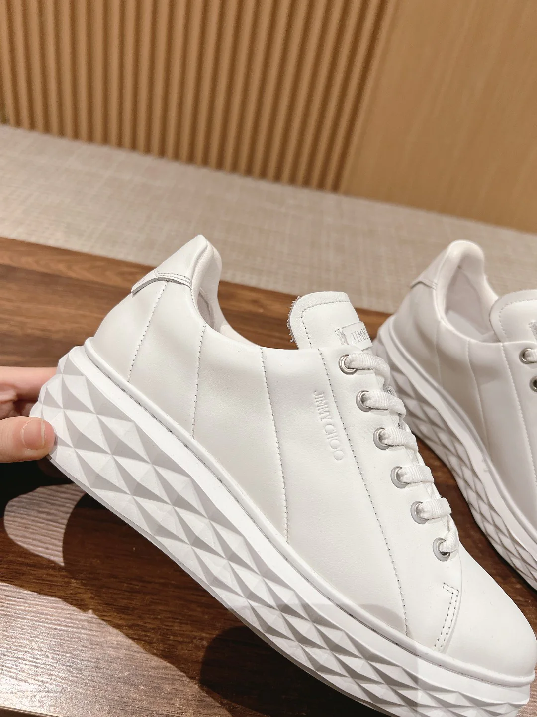 Обувь марки JC - повседневная модель 2024 года - белая.