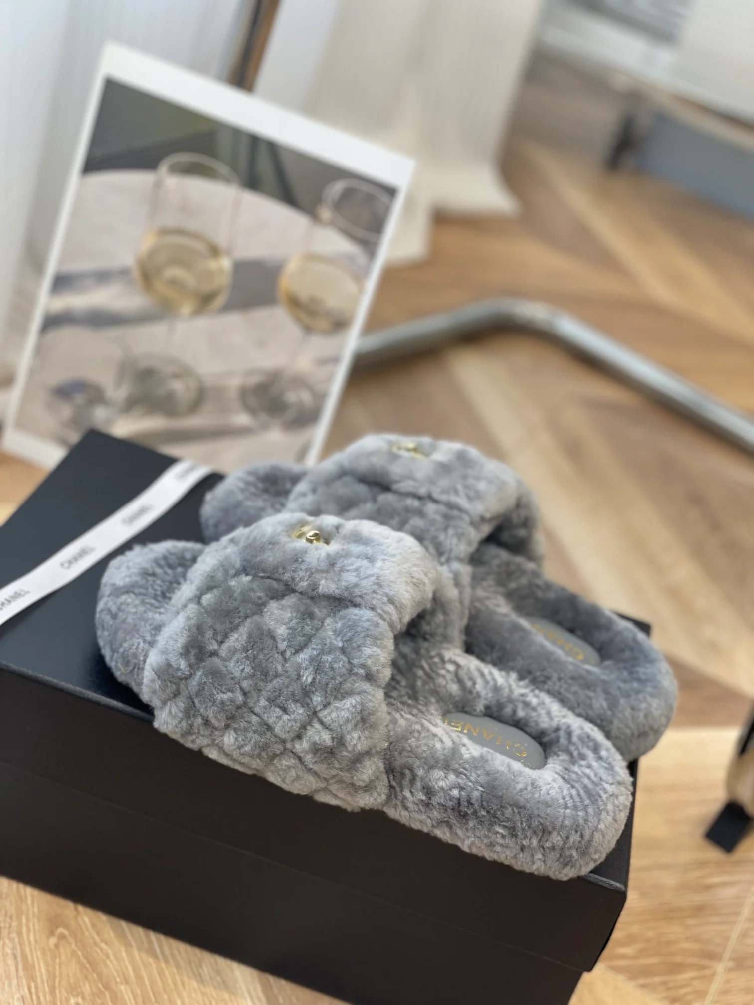 Новинка сезона осень/зима 2022 от Chanel - Тапочки из овечьей шерсти - Серые