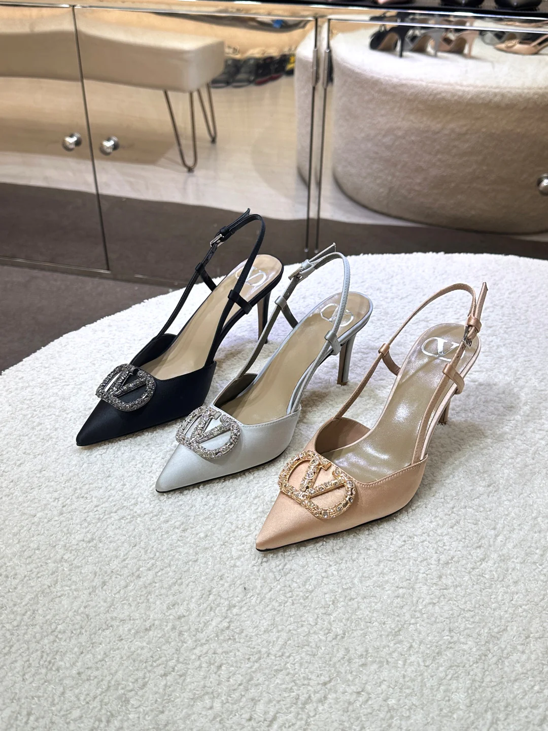 Туфли на высоком каблуке Valentino 2024 с хрустальной пряжкой и логотипом - изображение из коллекции