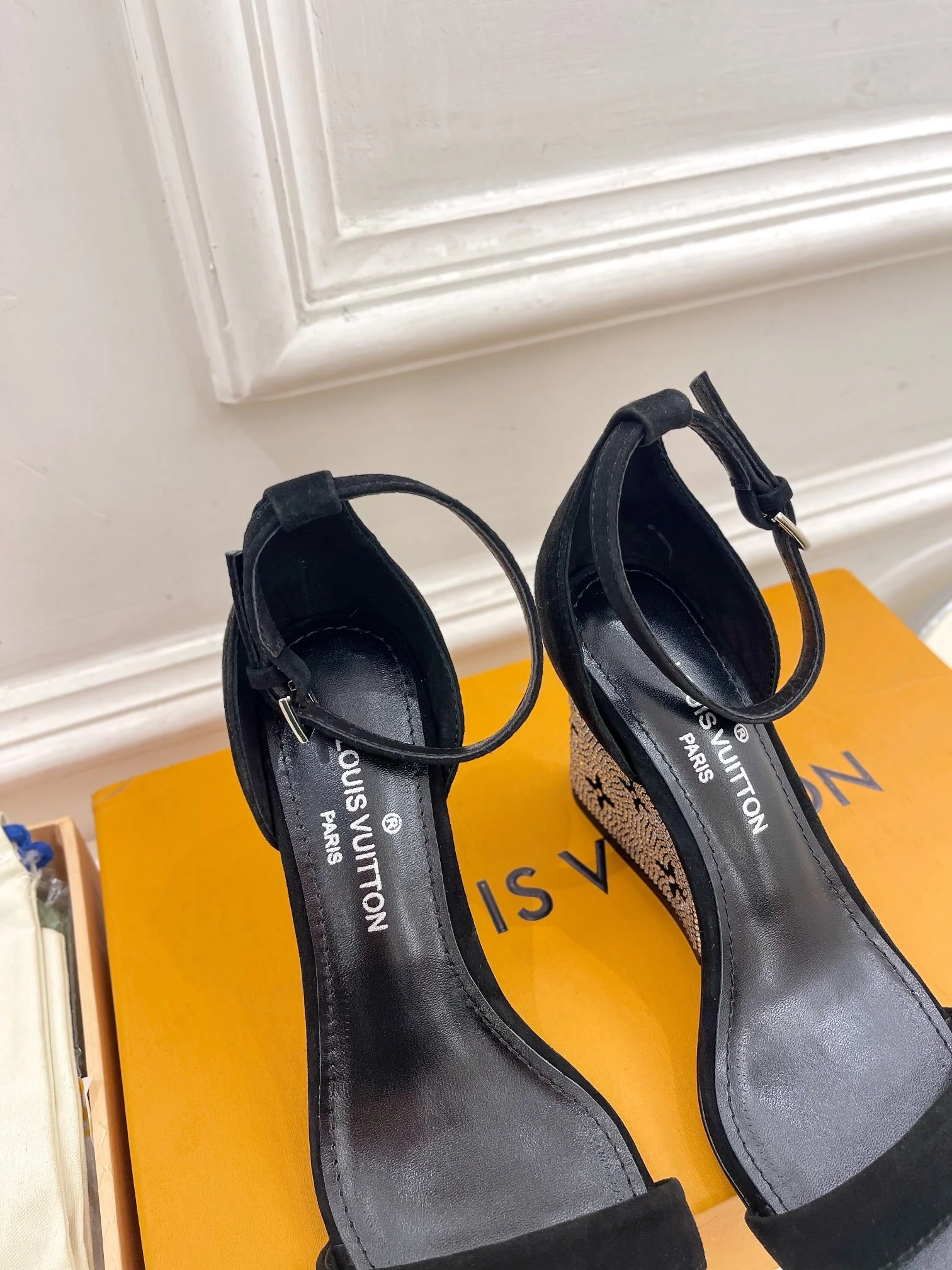 LV - Новинка весны 2023 года - Босоножки на платформе и высоком каблуке