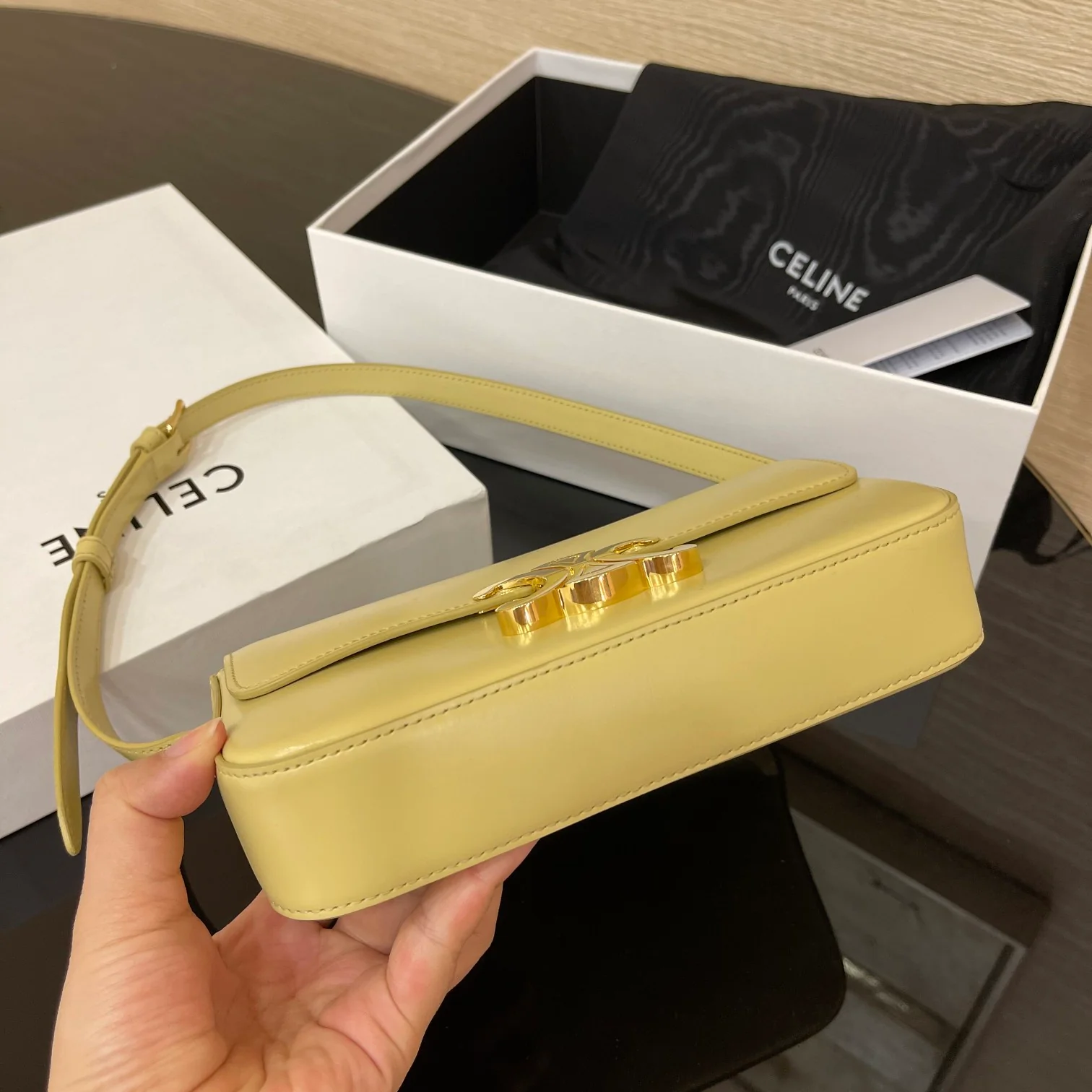 Кожаная сумка через плечо Celine Triomphe - желтая