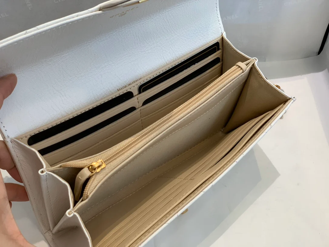 Chanel - с жемчужной цепочкой WOC-1