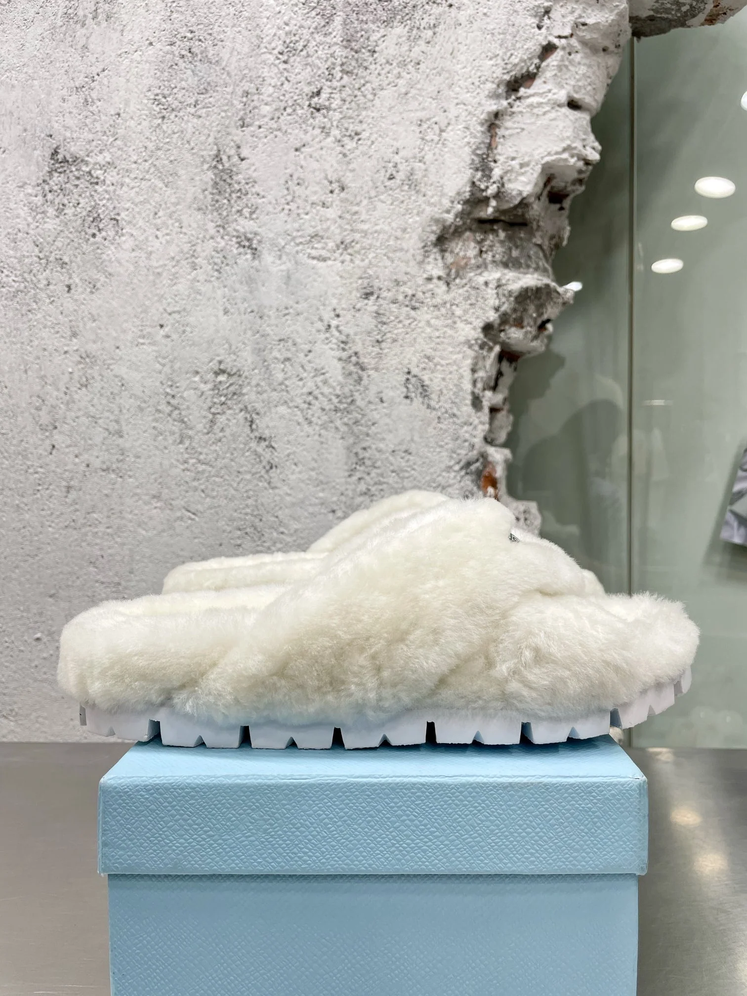 Новинка сезона осень/зима 2022 от Prada - Меховые тапочки - В стиле знаменитостей - 1