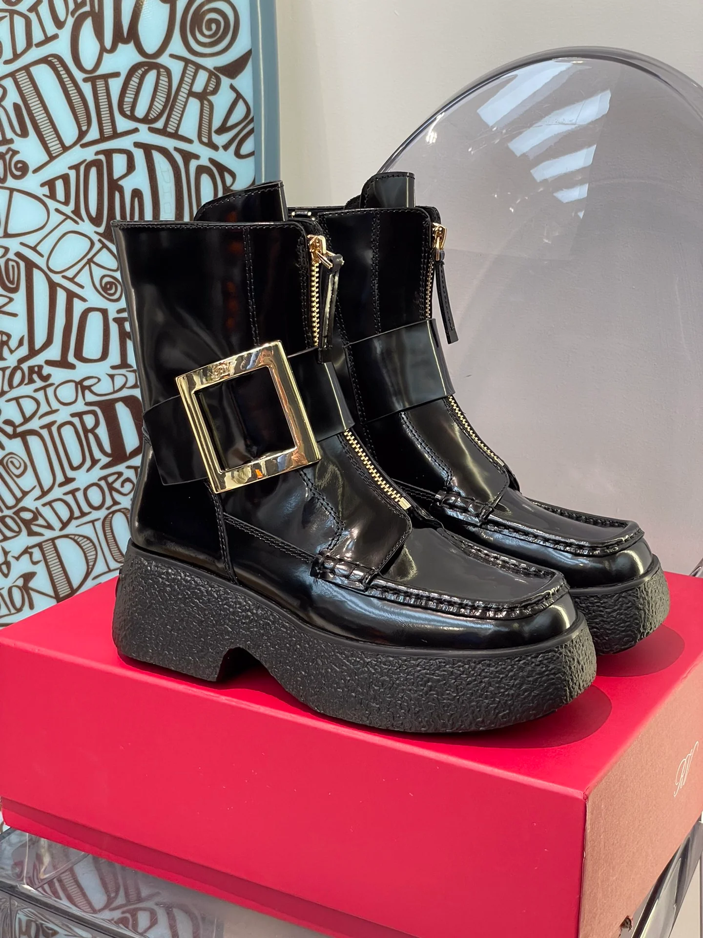 Кожаные ботинки на толстой подошве с застежкой-молнией и металлическими пряжками.