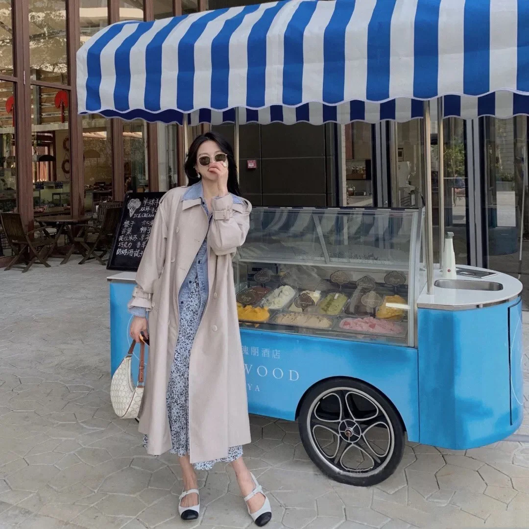 Сумка Celine Ava Triomphe из канваса — белая с монограммой.