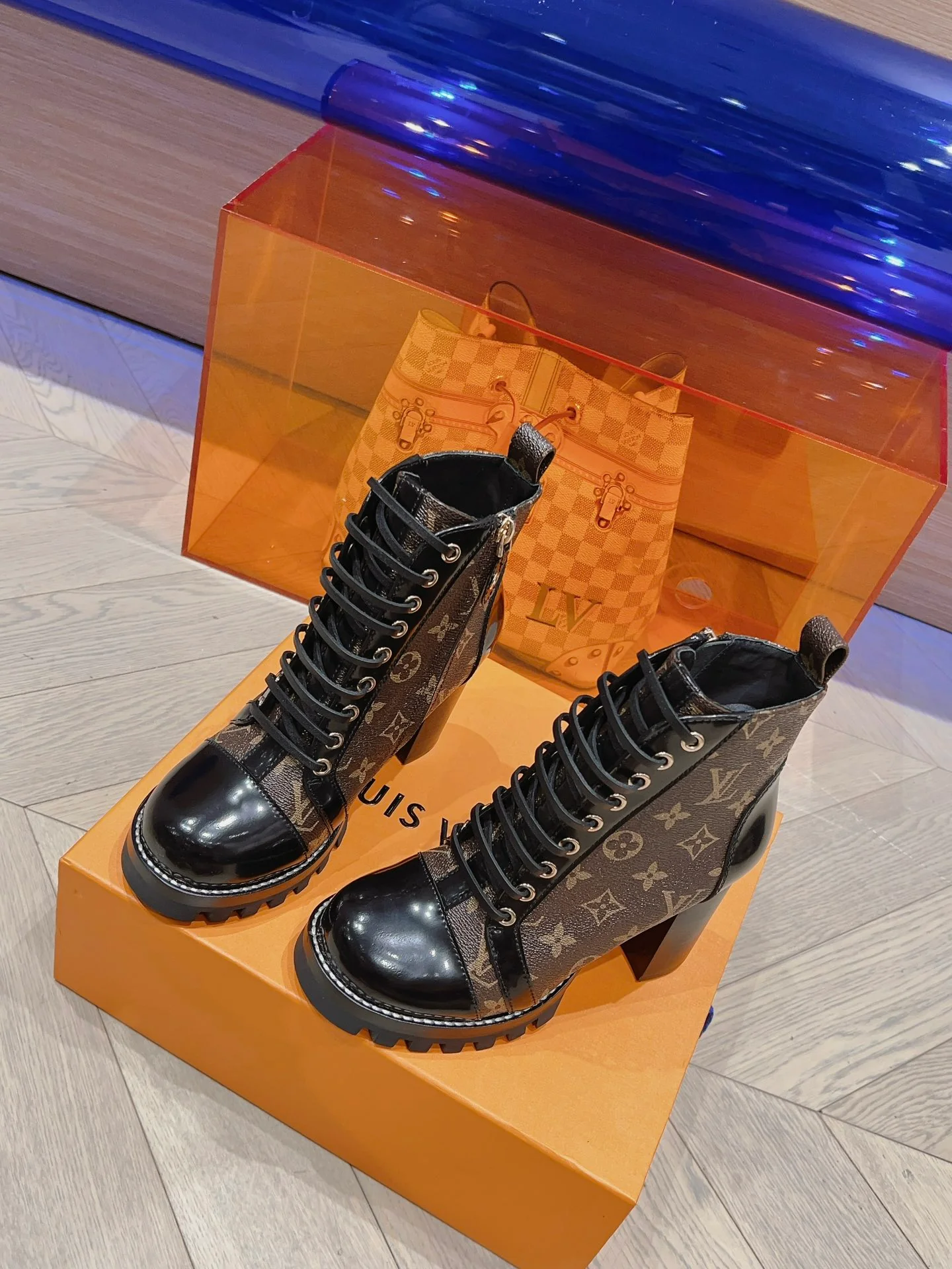 LV - Новинка сезона осень/зима 2023 - Ботильоны на высоком каблуке - Узор ?монограмма? - Модель 2