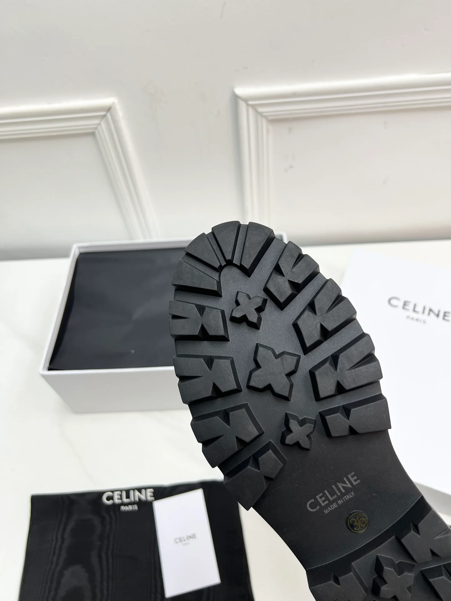 Новинка сезона весна/лето 2023 от Celine - Лоферы в стиле ретро - Коричневые