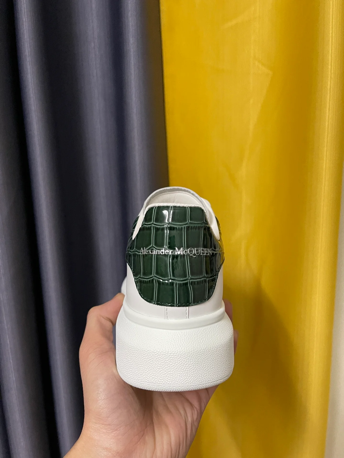 Классические белые кроссовки McQueen - унисекс - темно-зеленая лакированная кожа с текстурой 
