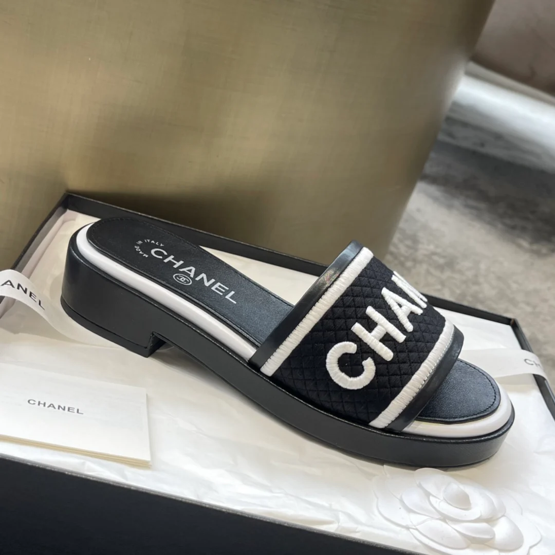 Новинка сезона весна/лето 2023 от Chanel - Плетеные тапочки - Белые