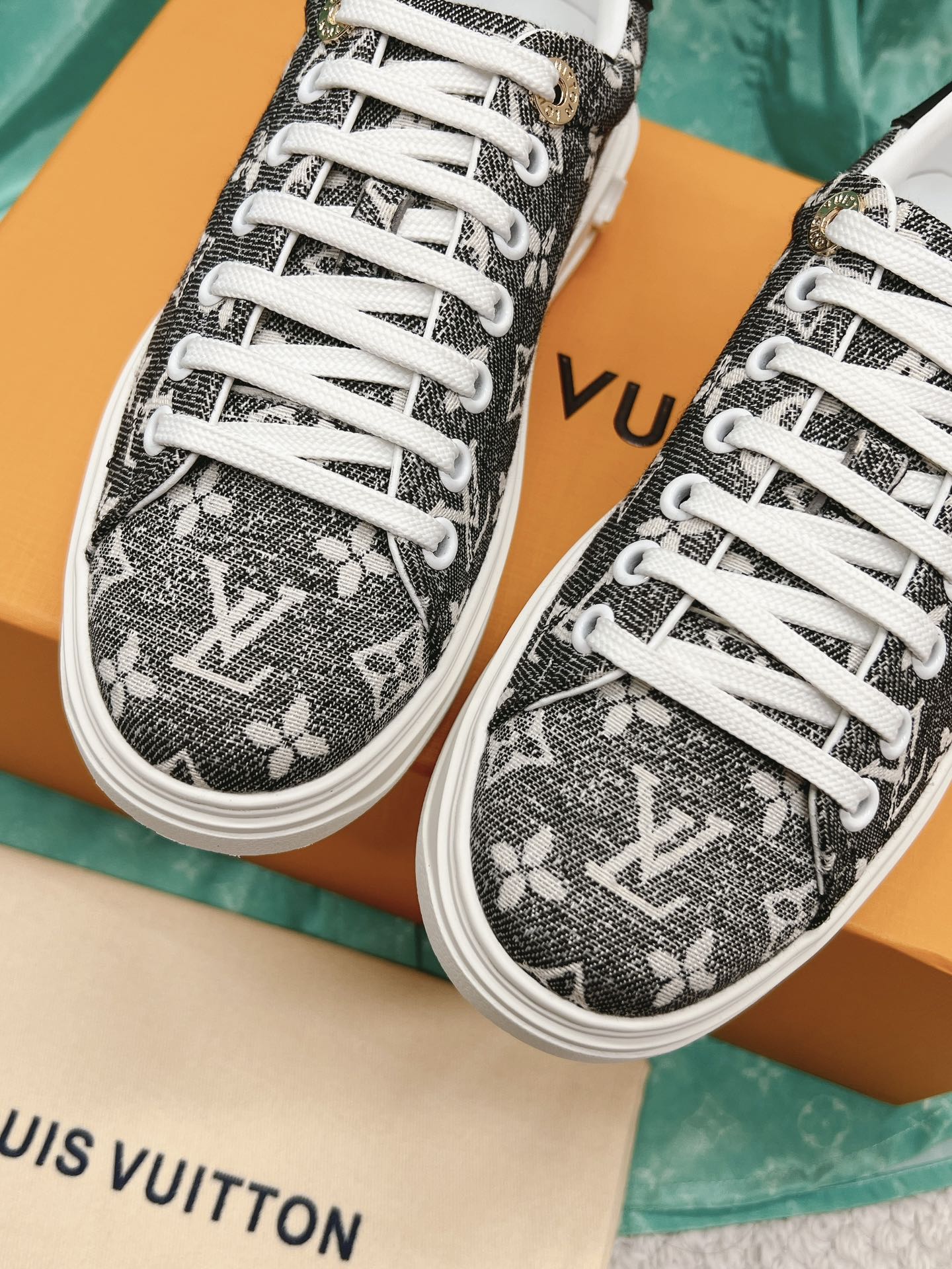 LV-Vuitton-Yayoi Kusama-Classic White Sneakers-Grey