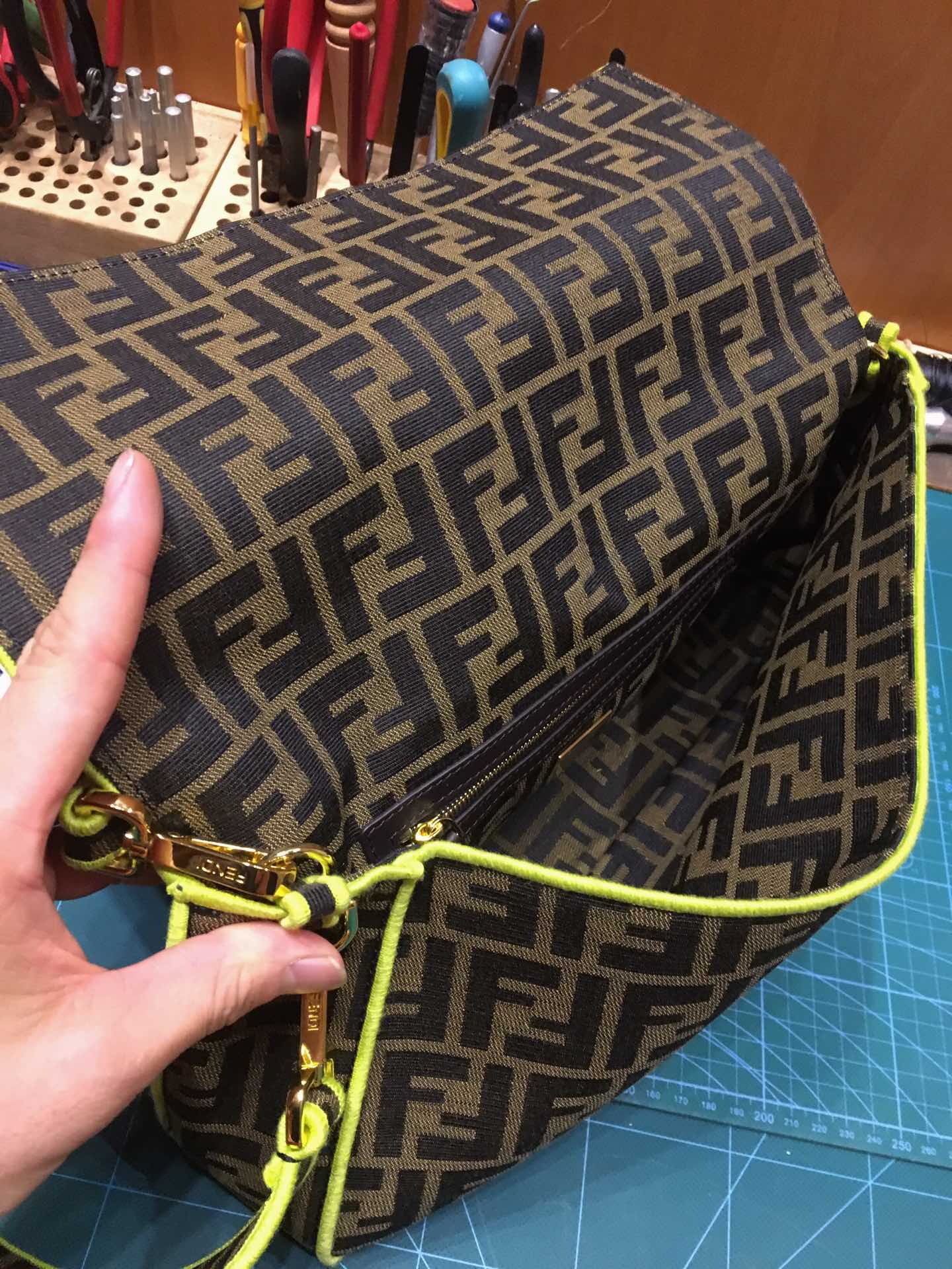 Сумка-багет Fendi Baguette — желтая сумка-багет средней длины с монограммой.