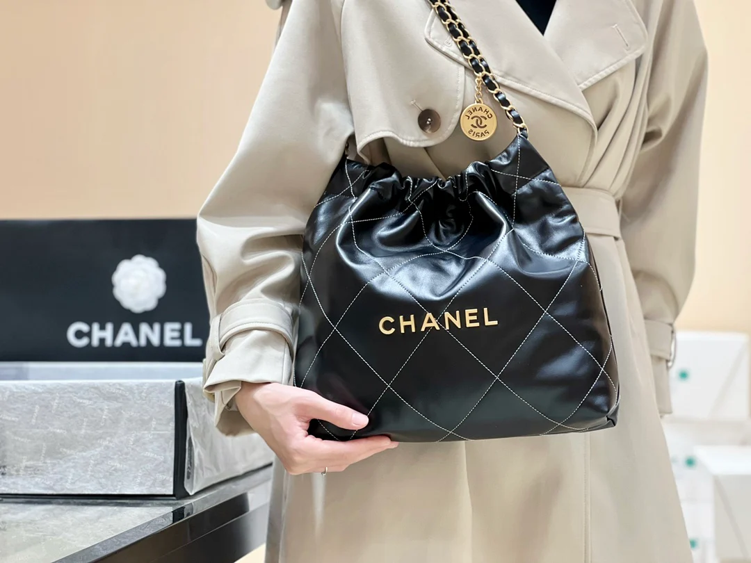 Круизная коллекция Chanel 2023 - сумка 22bag - маленькая - черная - Фотографии в одежде