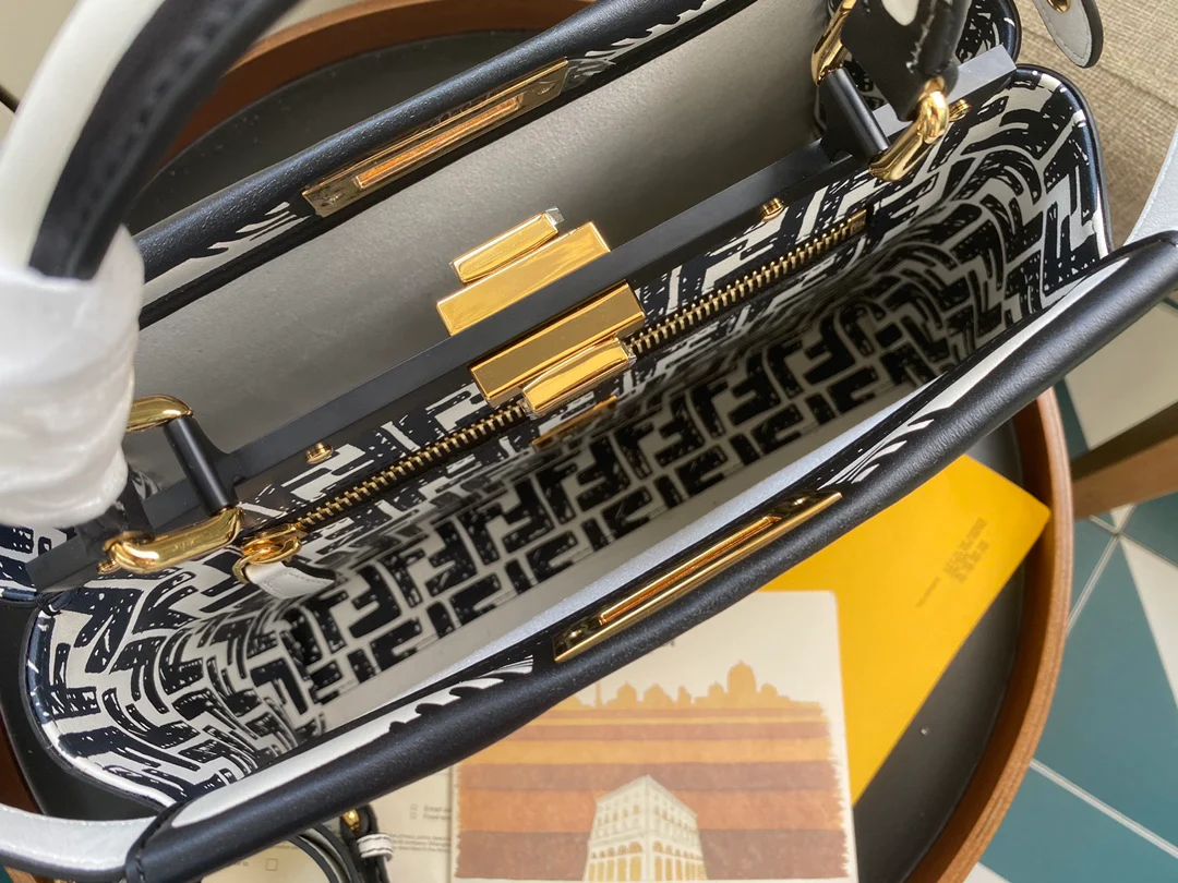 Сумка Fendi Peekaboo Medium из белой кожи.