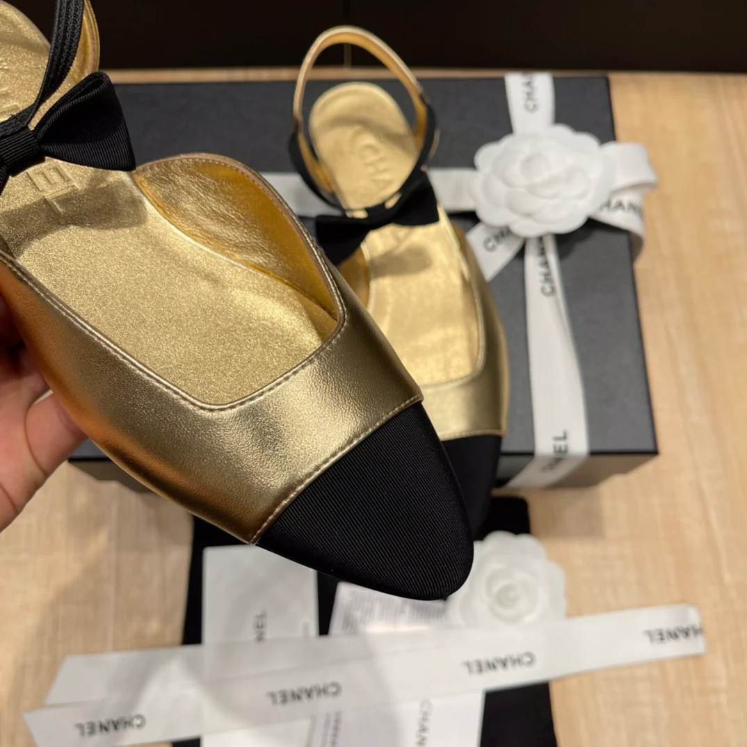 Chanel - Золотые туфли на закрытом каблуке