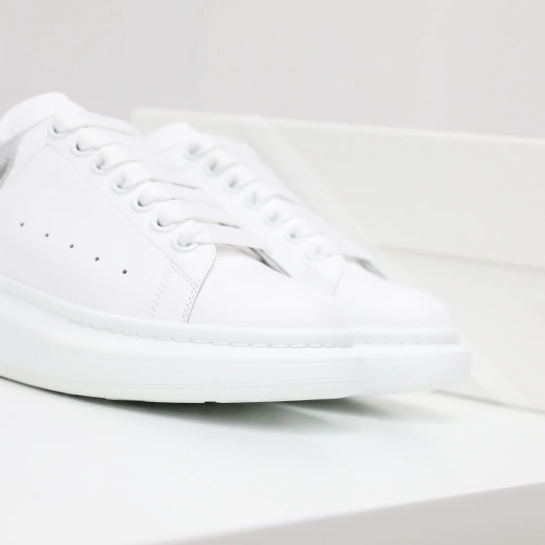 Классические белые кроссовки McQueen с крокодиловым принтом, серебристые.