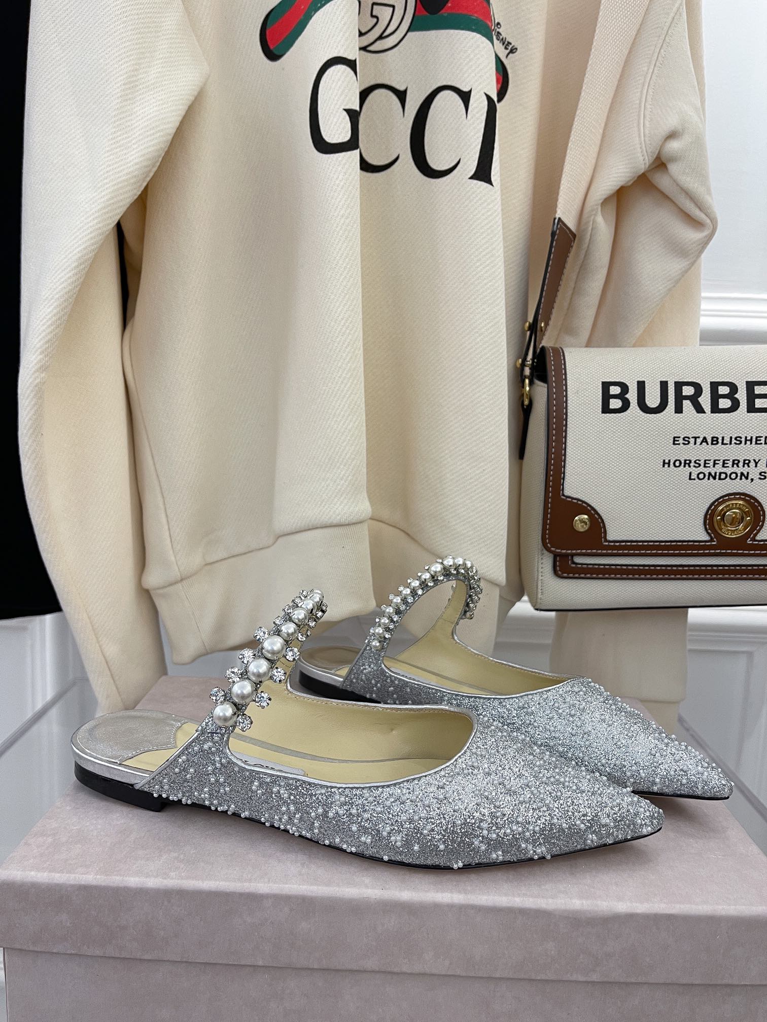 Сандалии на низком каблуке с цепочкой и жемчужной отделкой от Jimmy Pearl - 1