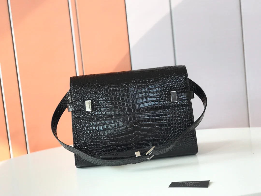 Сумка YSL Manhattan, маленькая, с фурнитурой из серебра с тиснением под крокодиловую кожу.
