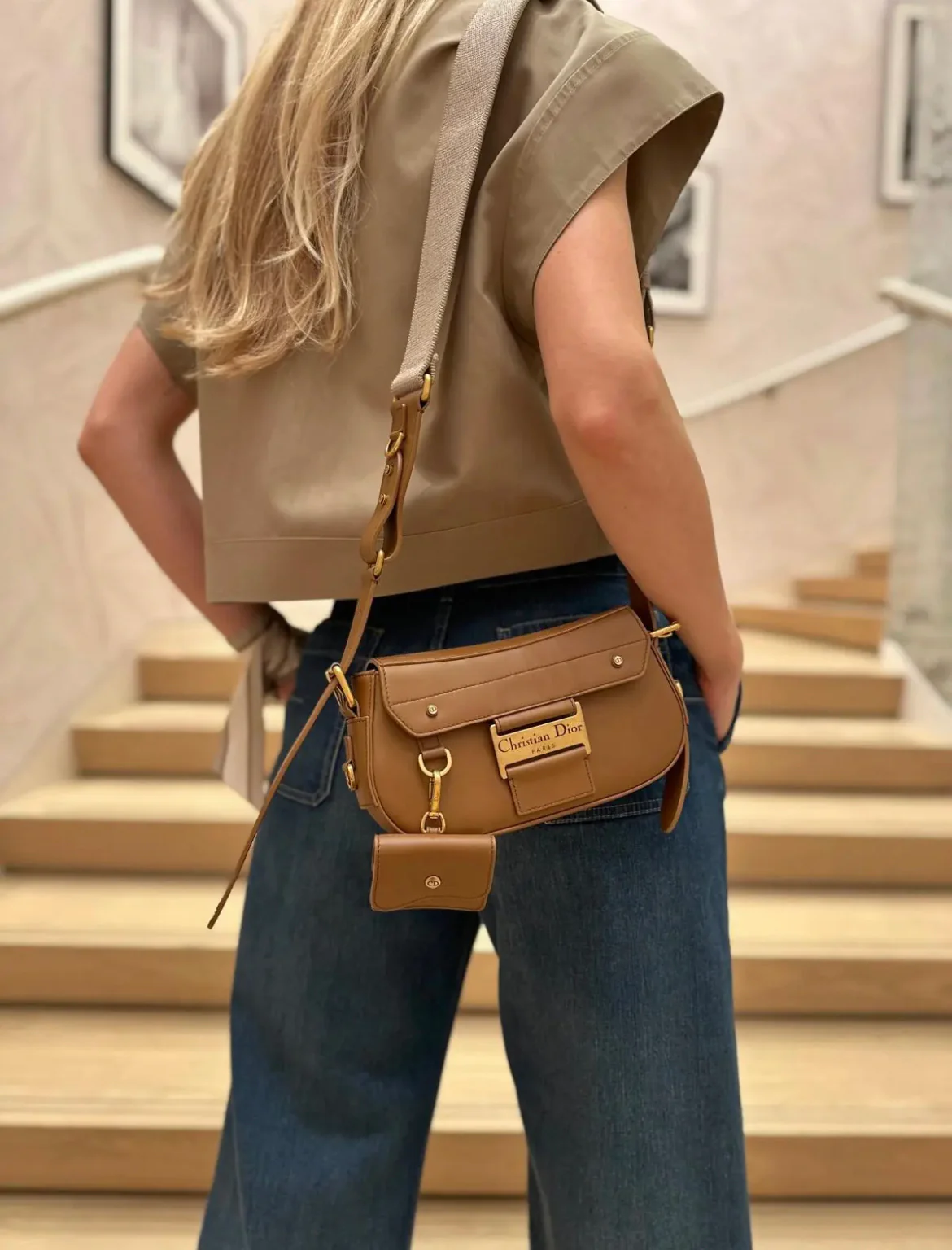 Сумка Dior Streetchic через плечо, маленькая, карамельного цвета.