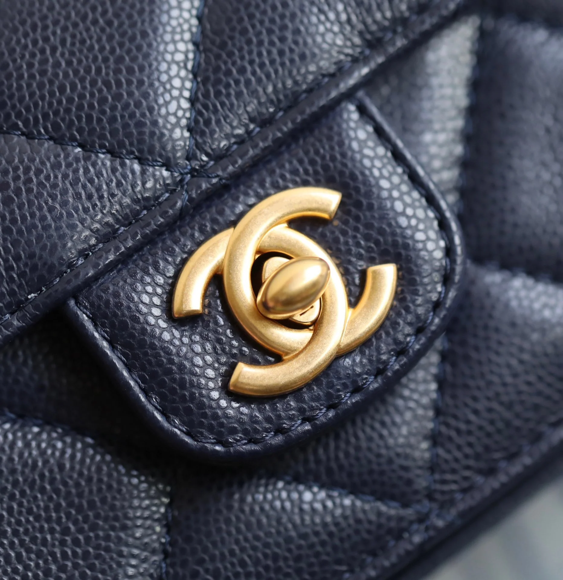 Мини-сумочка Chanel с клапаном и ручкой - синяя