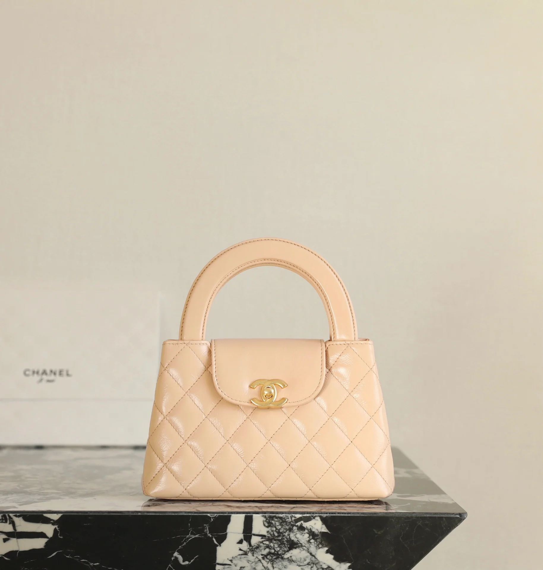 Сумочка Chanel Kelly на цепочке, большой размер, светло-абрикосовый цвет.