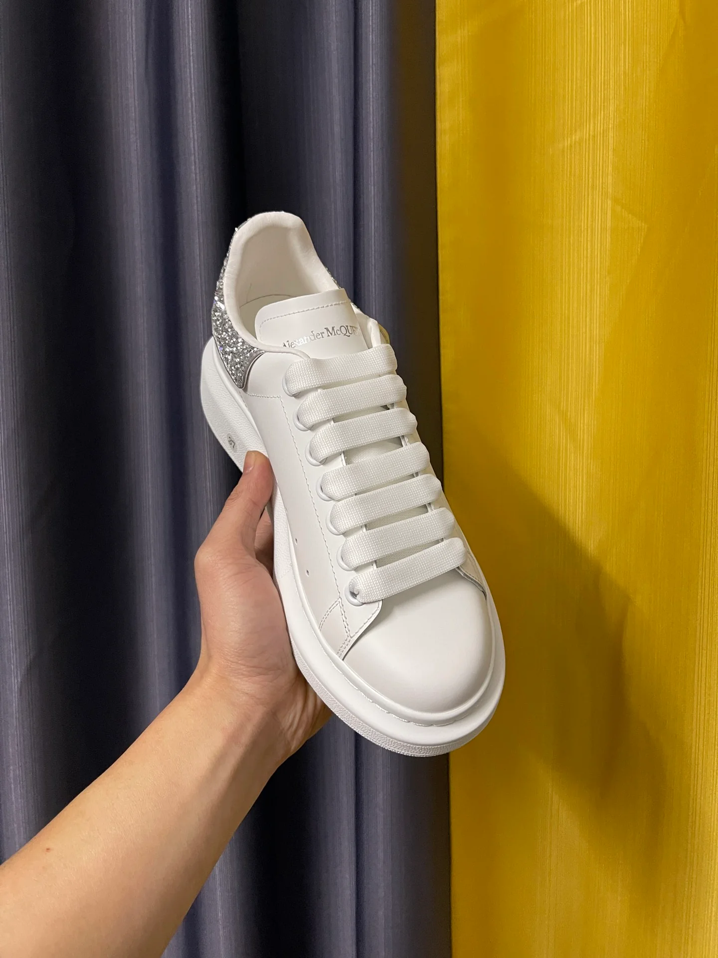 Классические белые кроссовки McQueen - унисекс - переливающийся серебристый задник - премиум-издание