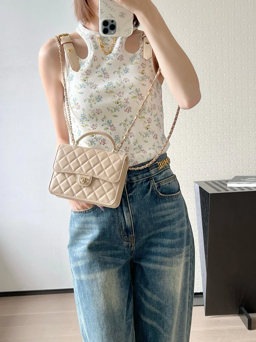 Многофункциональный рюкзак Chanel весна/лето — абрикосовый с пряжкой светло-золотистого цвета.