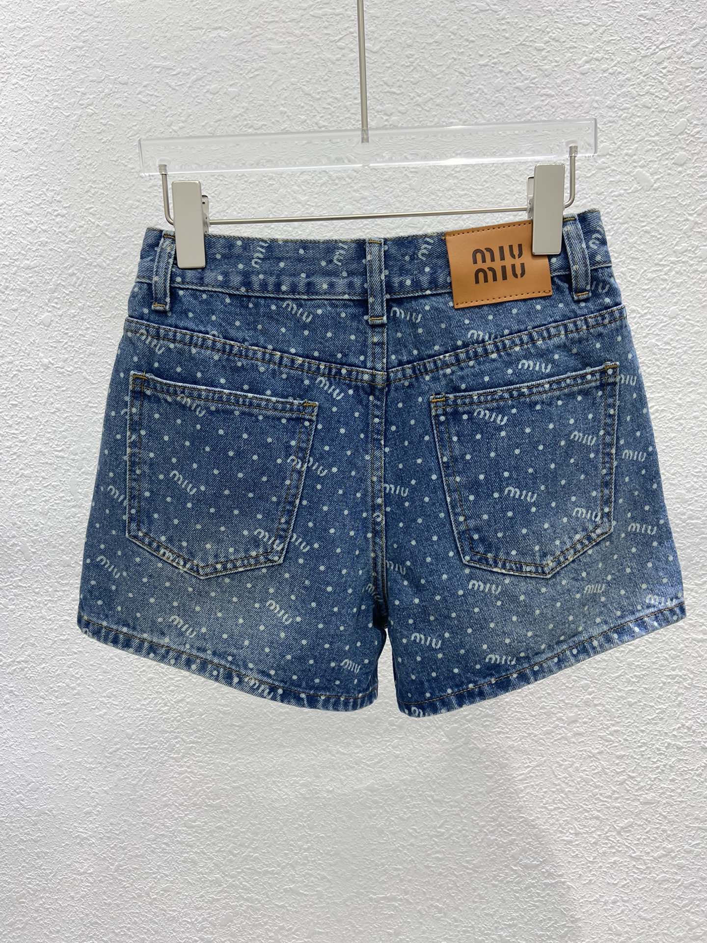 Джинсовые шорты Miu Miu-2404 с высокой талией, облегающего силуэта А-образной формы.