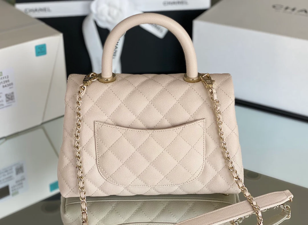 Сумка Chanel Coco Handle CF, маленький размер, из кожи цвета слоновой кости с пряжкой цвета шампанского.