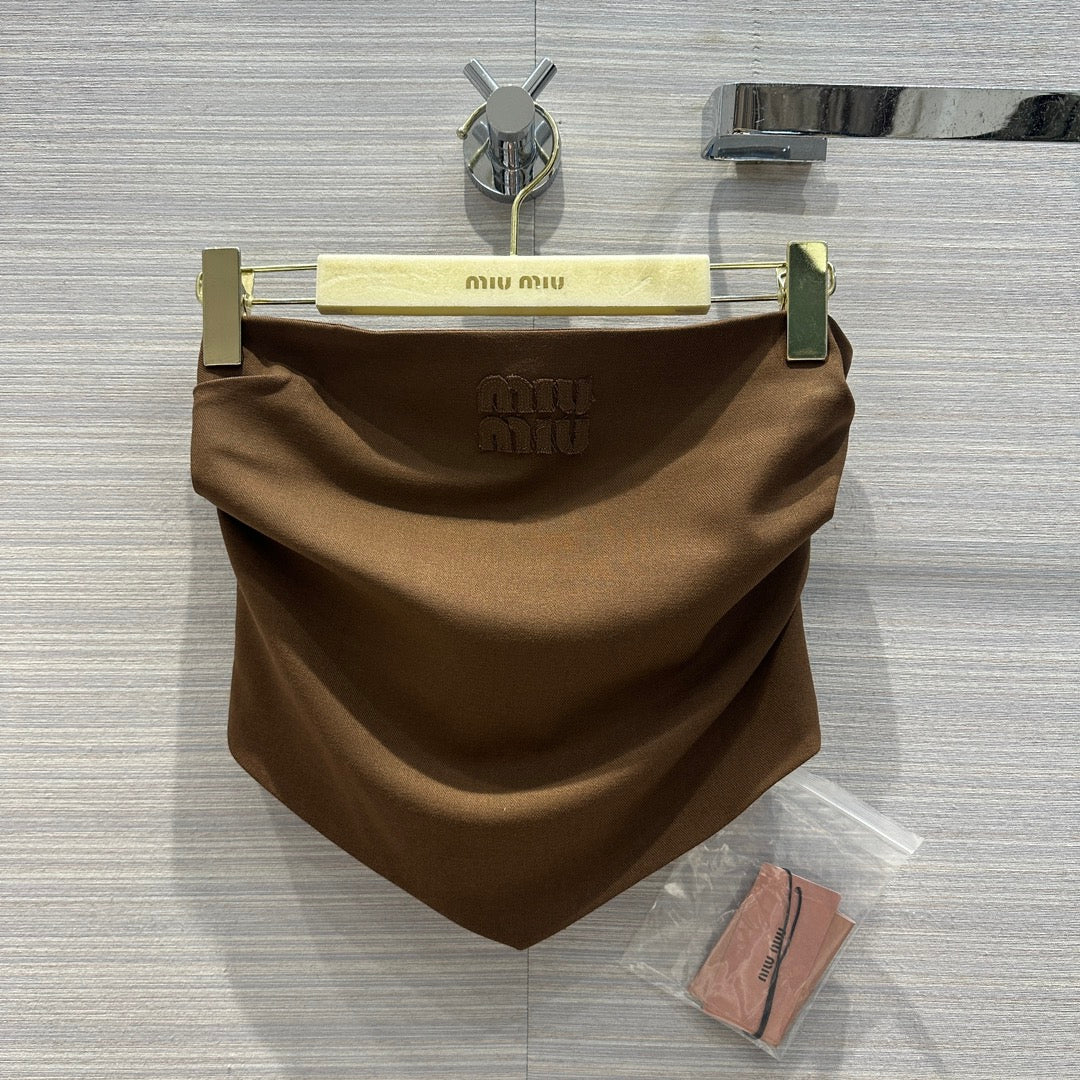 Miu Miu - Коллекция весна/лето 2404-24: Новинка, незаменимый элемент многослойного образа, топ без бретелей - кофейный цвет.