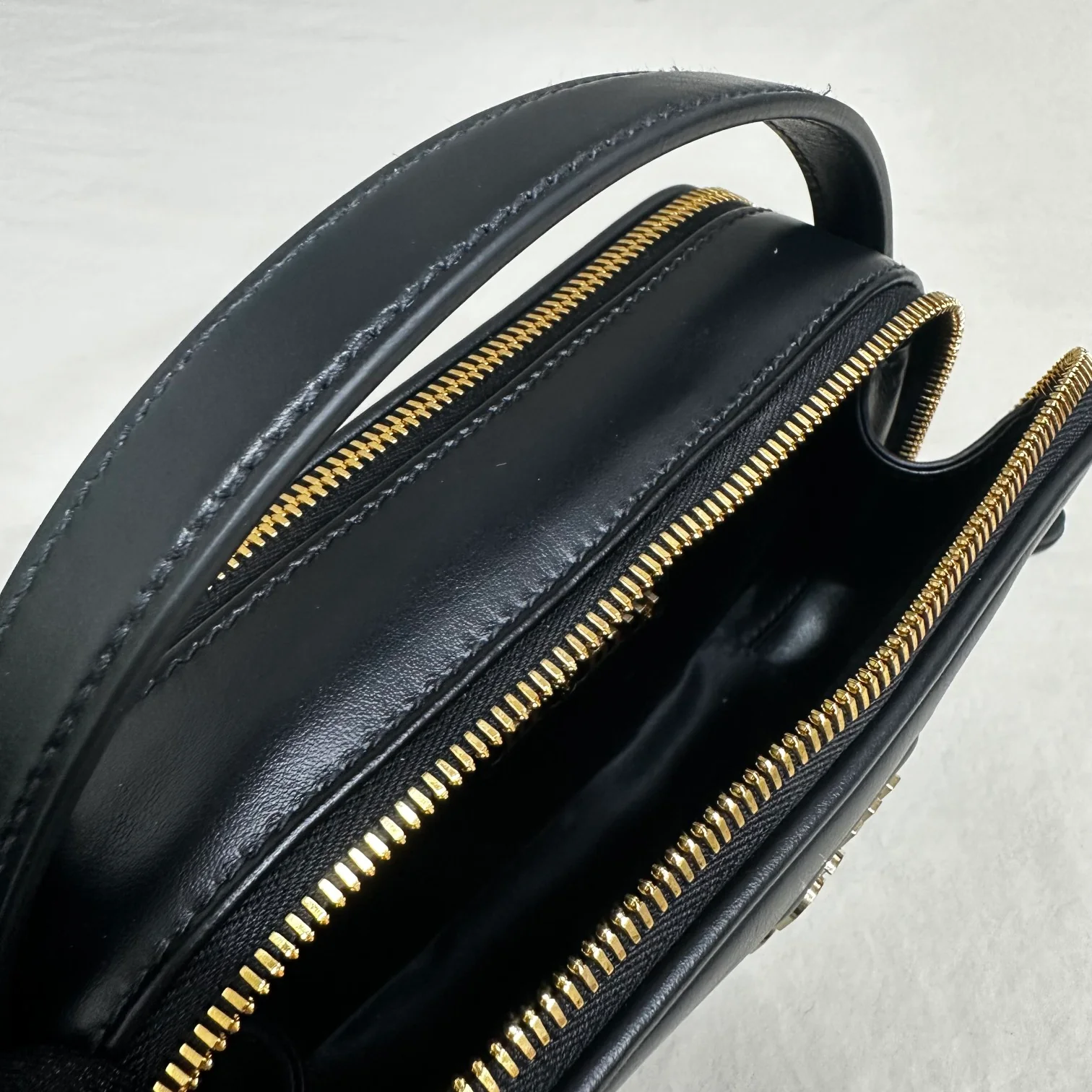 Сумка/кроссбоди для фотоаппарата Miu Miu из осенне-зимней коллекции - полностью кожаная, черная.