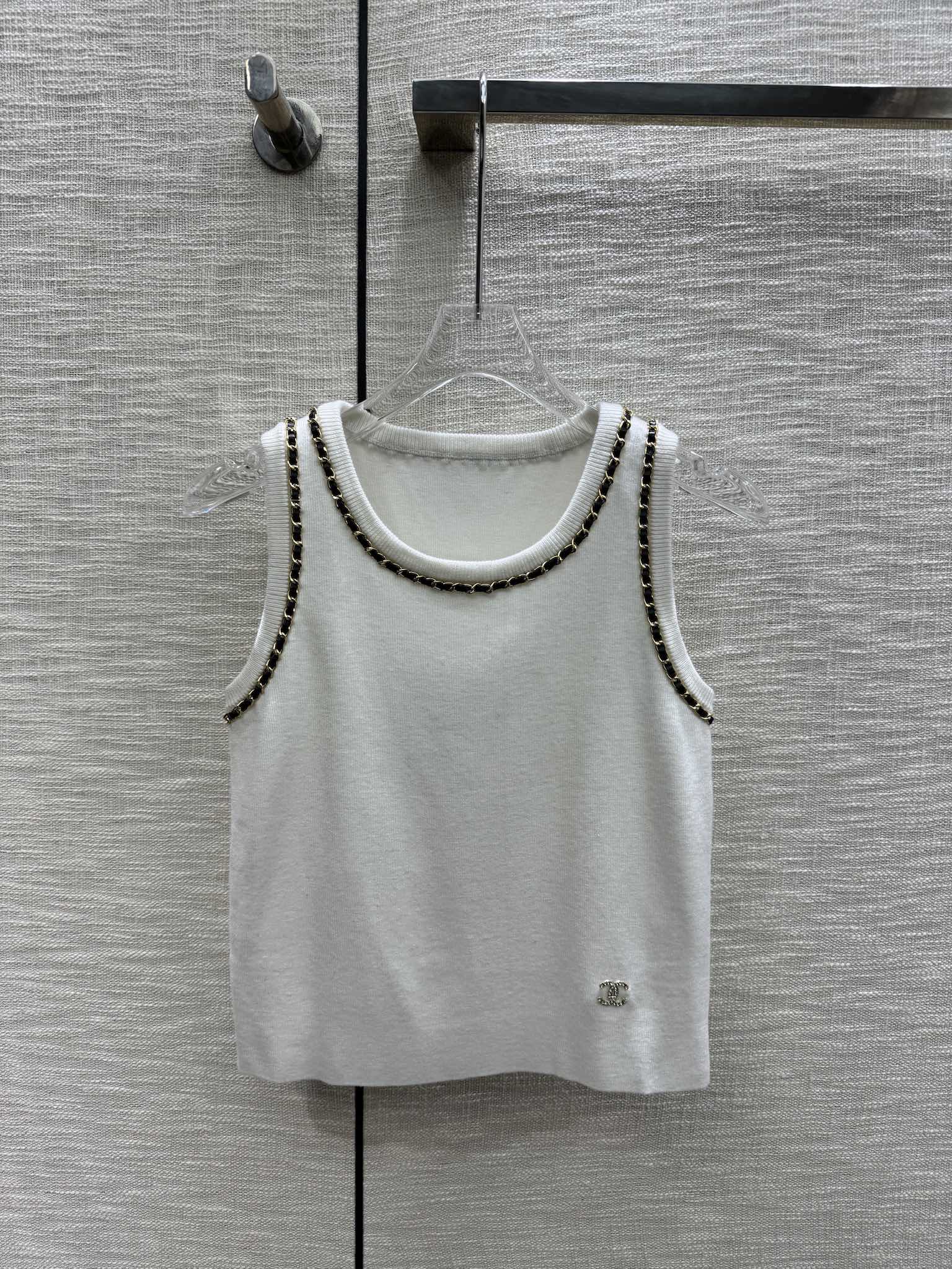 Жилет Chanel 2403 ручной вязки с цепочками - белый