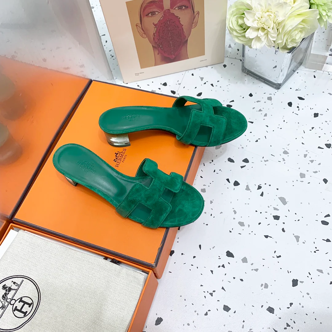 Новинка весны 2022 года от Hermes - сандалии на плоской подошве и среднем каблуке - 2