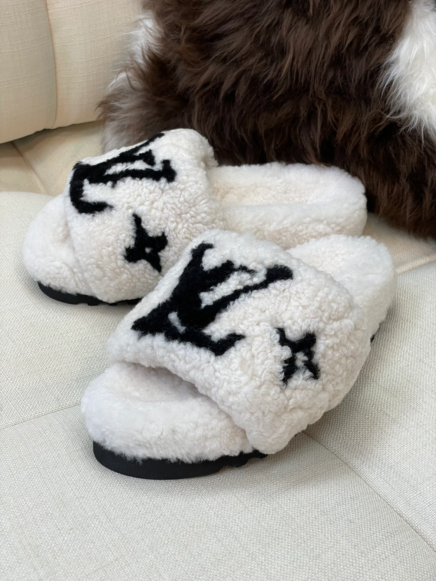 LV - Новые шерстяные тапочки из коллекции осень/зима 2022