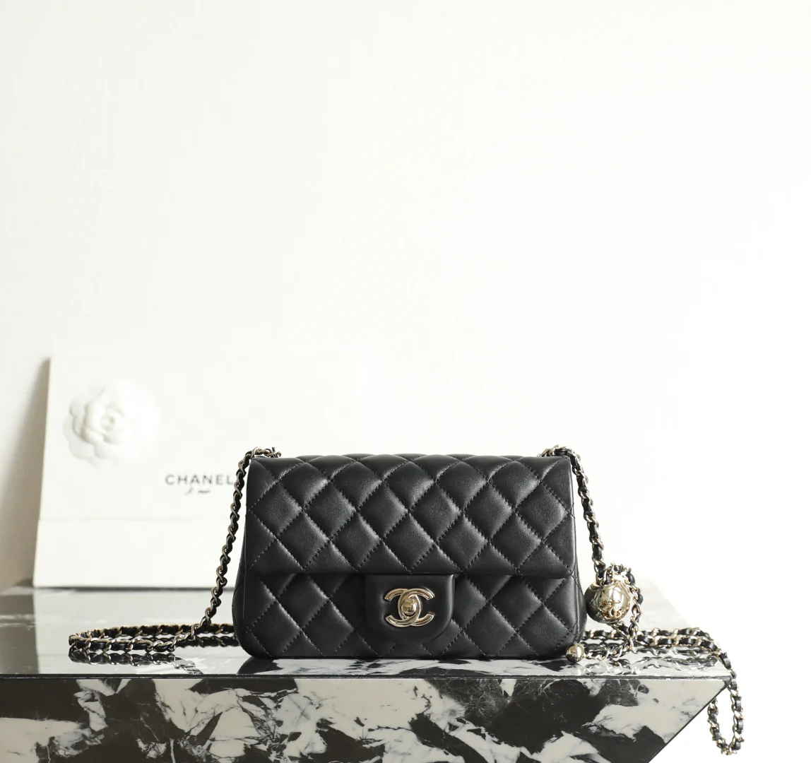 Застежка-пряжка Chanel из 25-каратного золота с регулируемой пряжкой - большая мини-версия - черная с пряжкой из светлого золота.