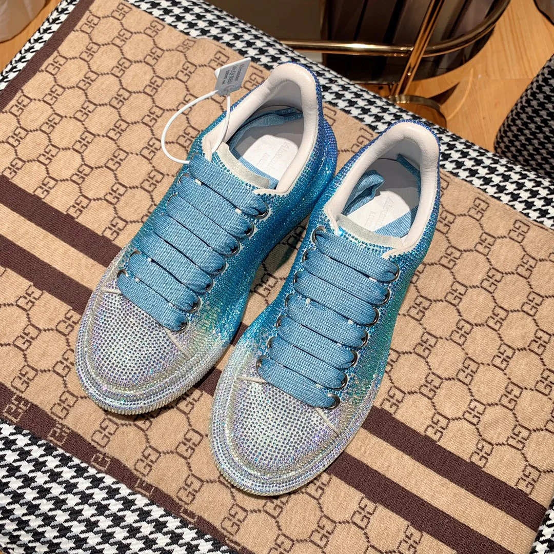 Классические белые кроссовки McQueen — серебристо-голубые с отделкой из страз.