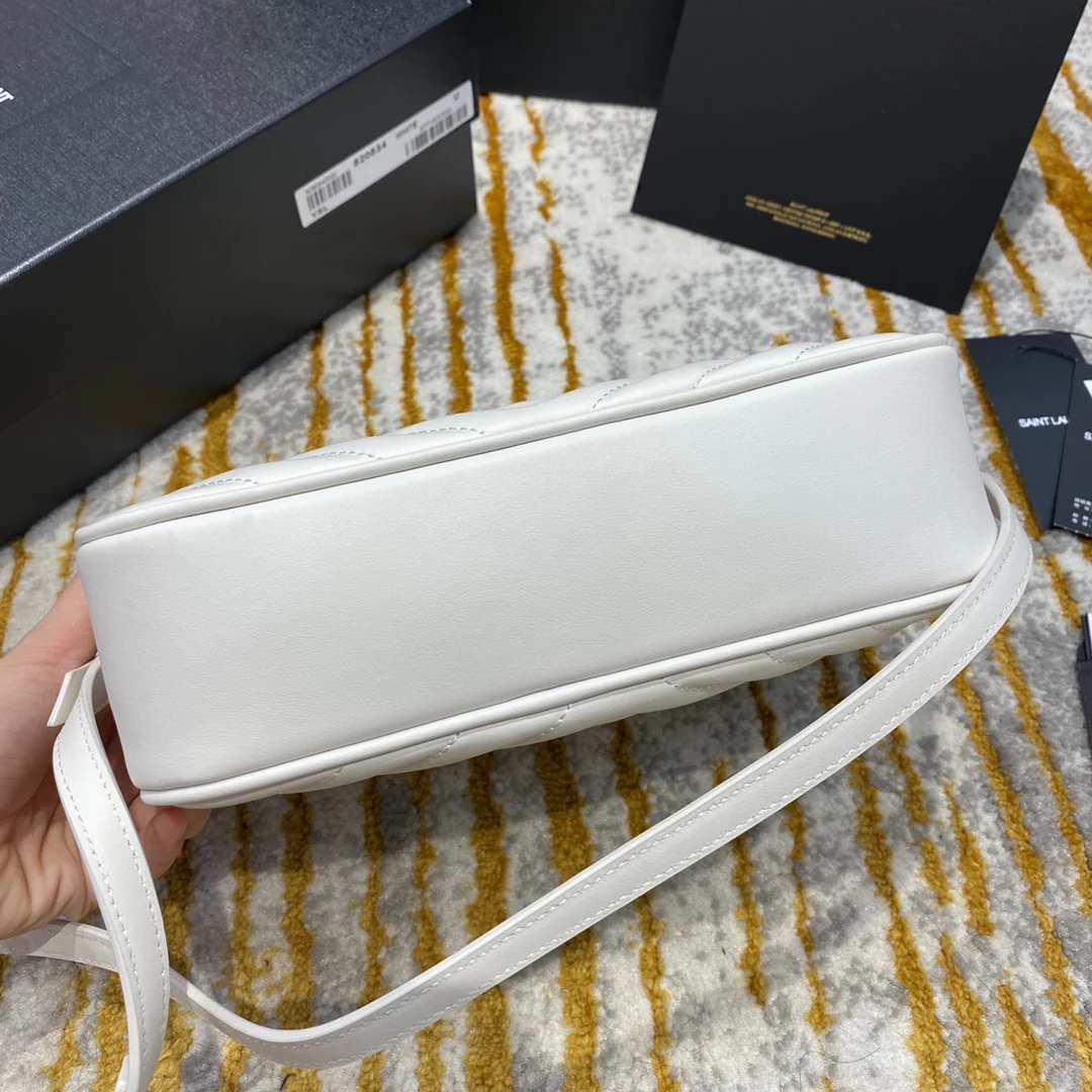 Фотосумка YSL Lou Bag — белая с золотой фурнитурой.