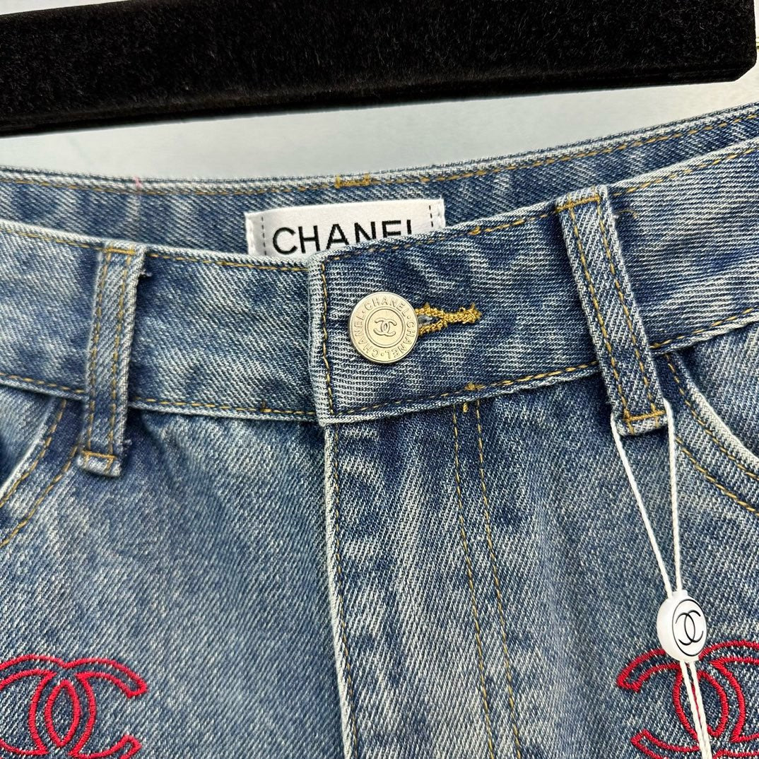 Новые летние джинсовые шорты Chanel 2403 с красочной вышивкой.