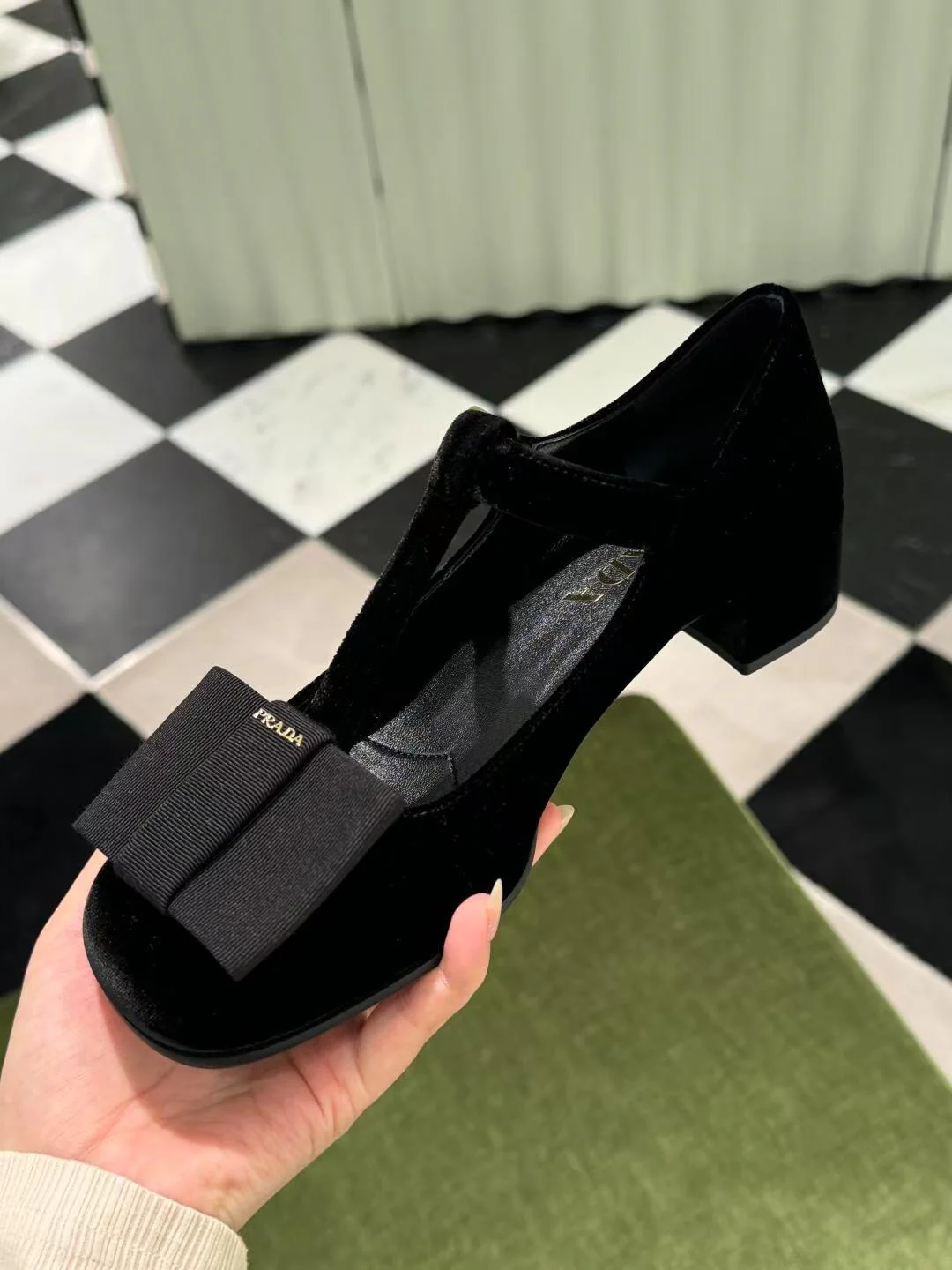 Классические туфли-мэри-джейн Prada с Т-образным ремешком и бантом, закругленным носком, глянцевые, черные.