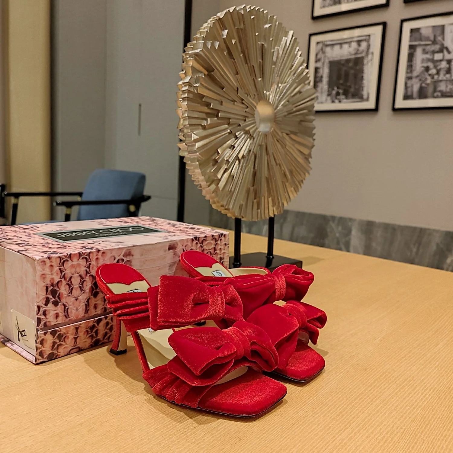 Jimmy - Босоножки на шпильке с двойным бантом и мятой поверхностью - Красные