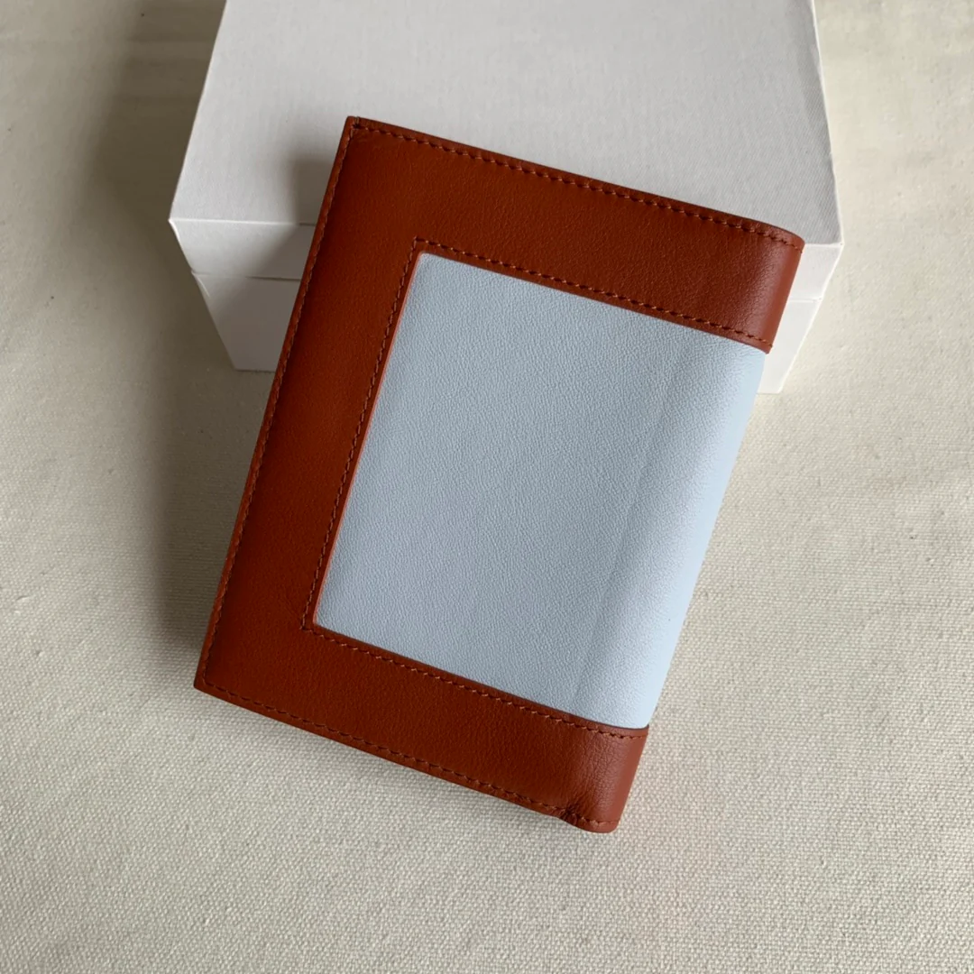 Селин - средней длины, кленово-коричневый с ледяным голубым