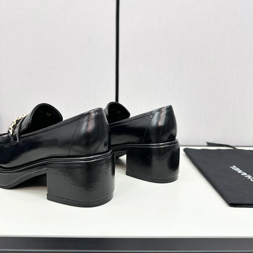 Кожаные туфли на платформе Chanel 2024 - черные