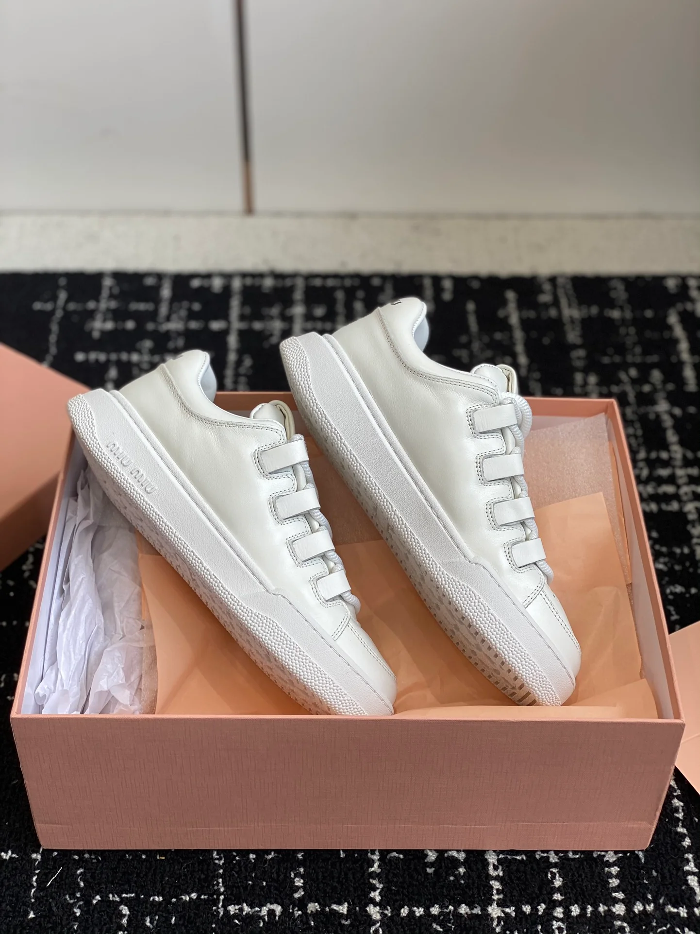 Кроссовки Miu Miu в стиле ретро с эффектом потертости - Повседневные кроссовки - Off-White