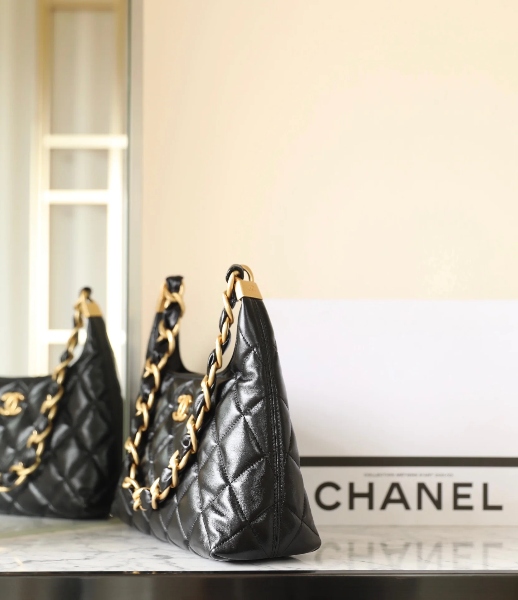 Chanel - Средняя сумка-хобо через плечо - Черная с золотой фурнитурой