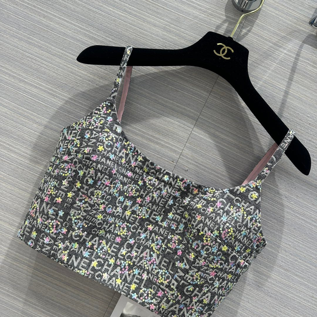 В стиле Chanel - 2403 - 24 Весна/Лето Новинка Прочный жилет из жаккардовой ткани, окрашенной пряжей, с буквами и бисером