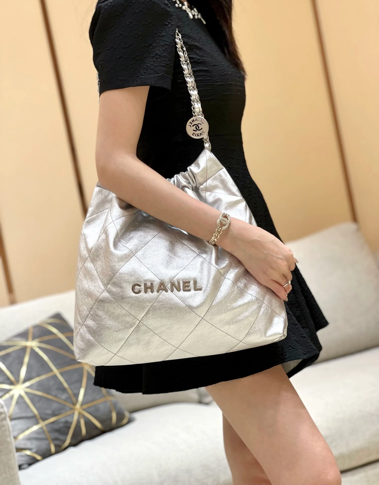 Новая коллекция Chanel Весна/Лето 2023 - Сумка 22 - Средний размер - Серебристый - Фотографии в действии