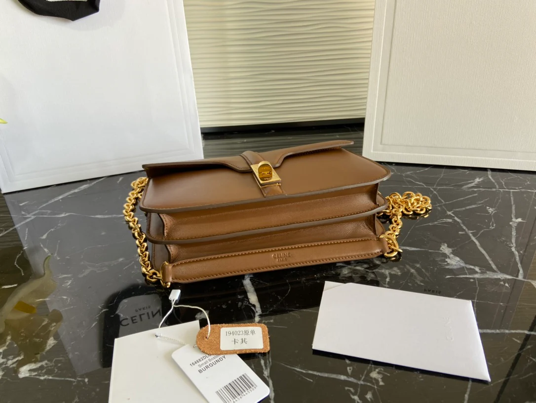 кожаная сумка Celine Soft 16 на цепочке