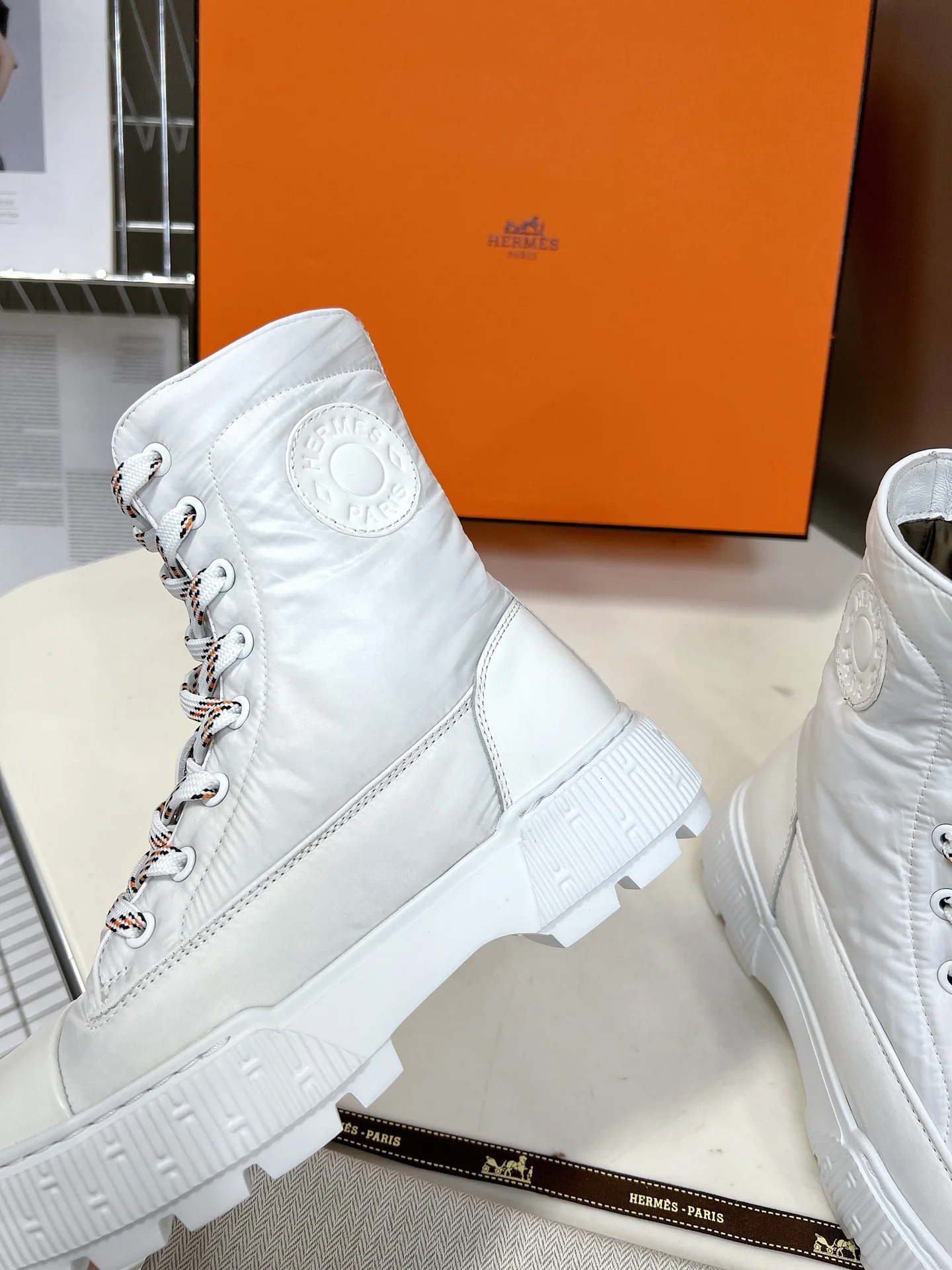 Новинки осенне-зимней коллекции Hermes 2022: короткие сапоги и пуховые сапоги.